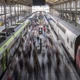En cas de pénurie d'électricité, les trains supplémentaires seraient supprimés aux heures de pointe (archives). KEYSTONE/URS FLUEELER